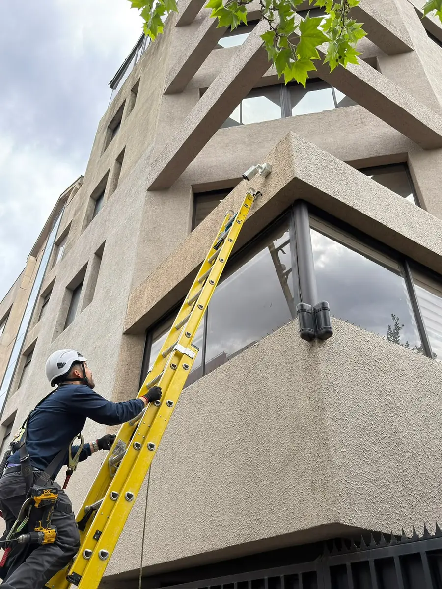 Cámara exterior en fachada de edificio
