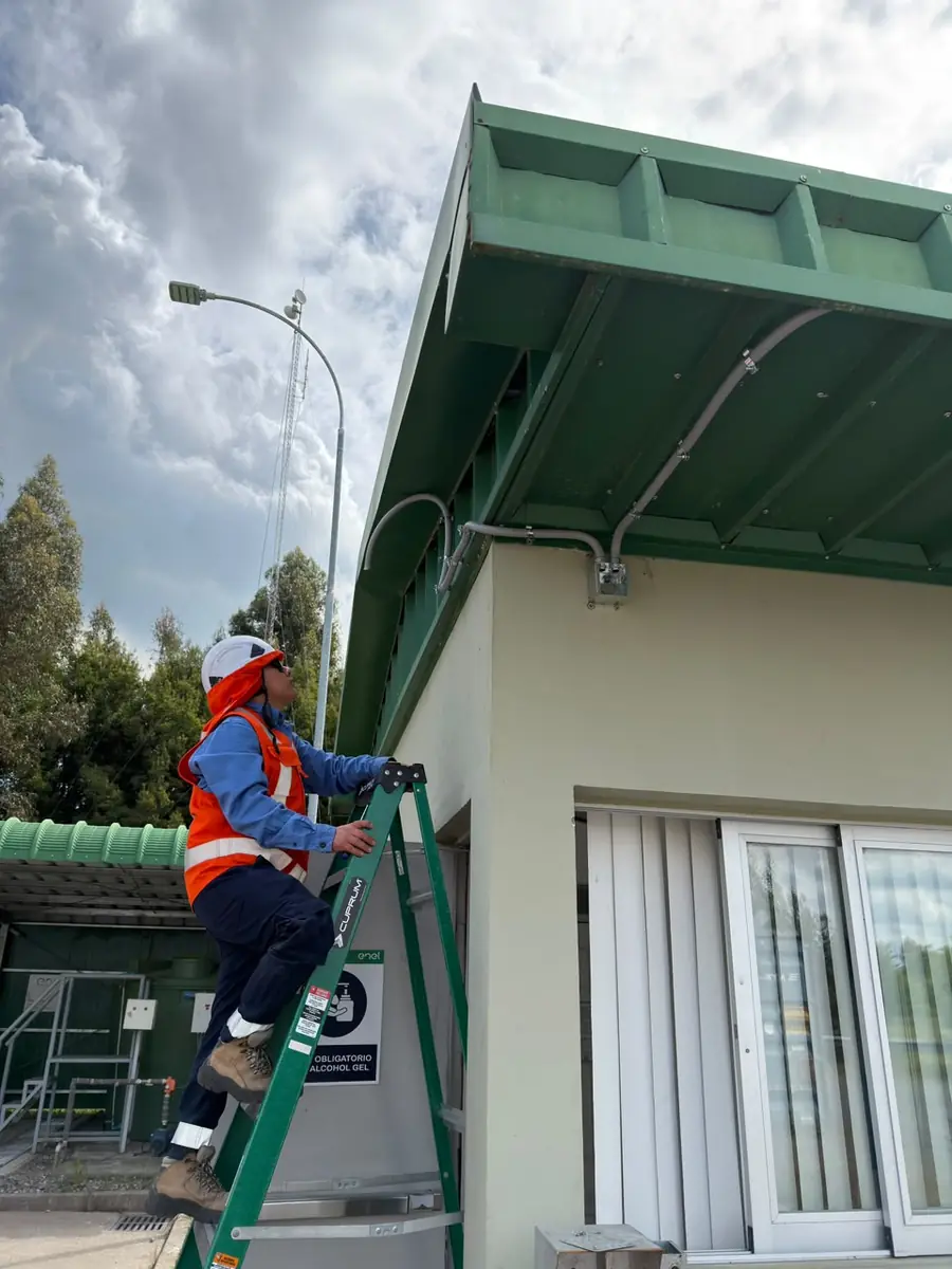 Canalización eléctrica en recinto industrial