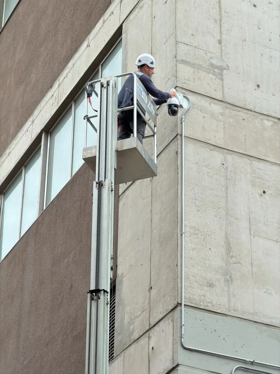 Instalación de domo PTZ en altura