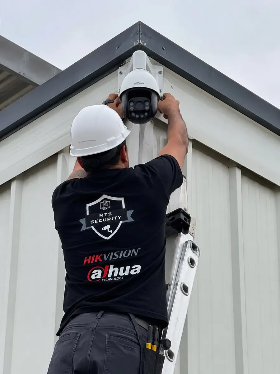 Instalación de cámara PTZ en estructura metálica