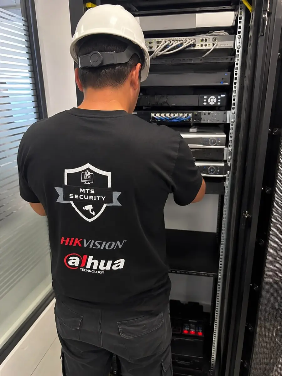 Ordenamiento de rack, switch y grabadores